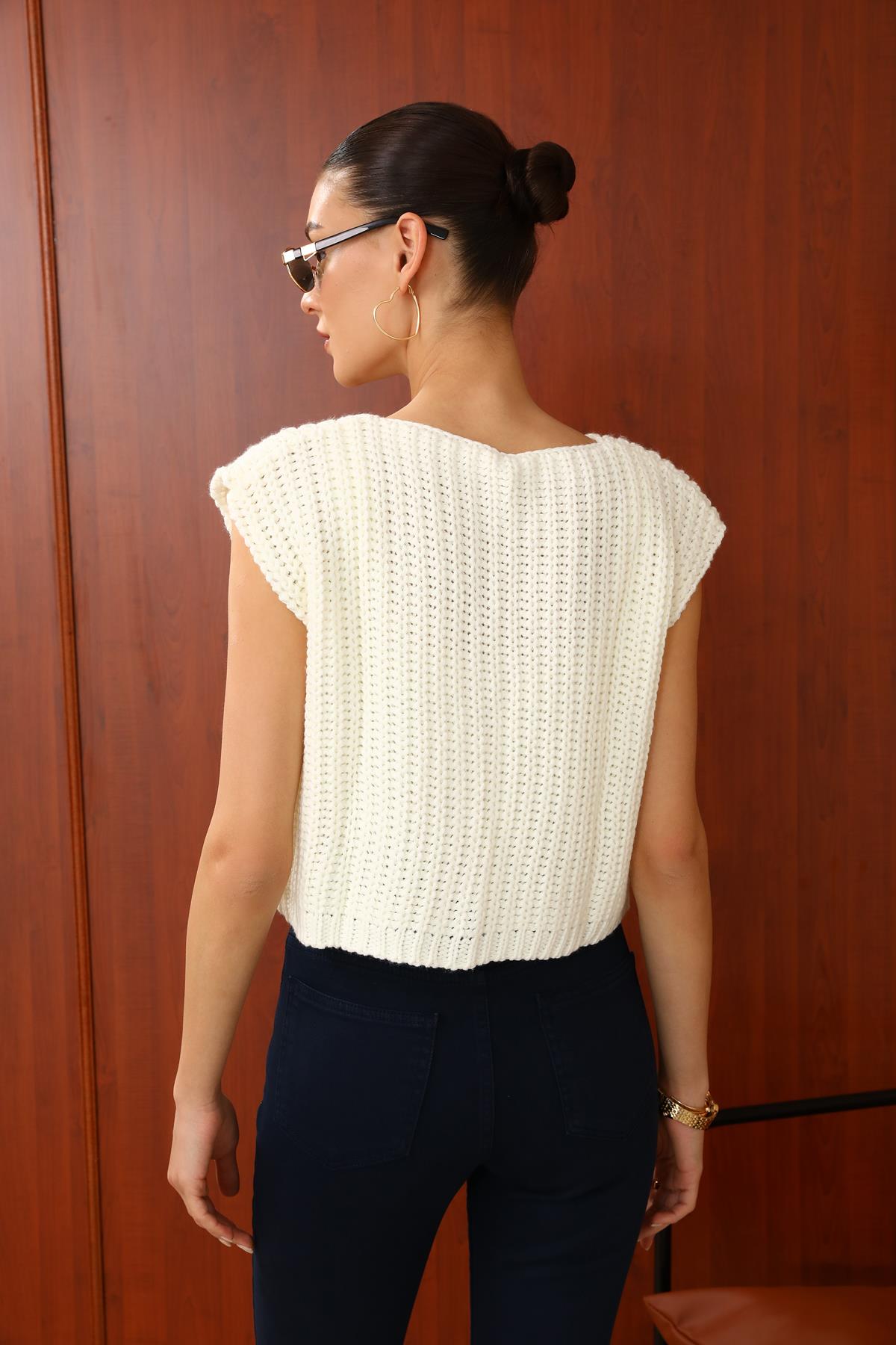 Gold Düğmeli Yelek - Beyaz