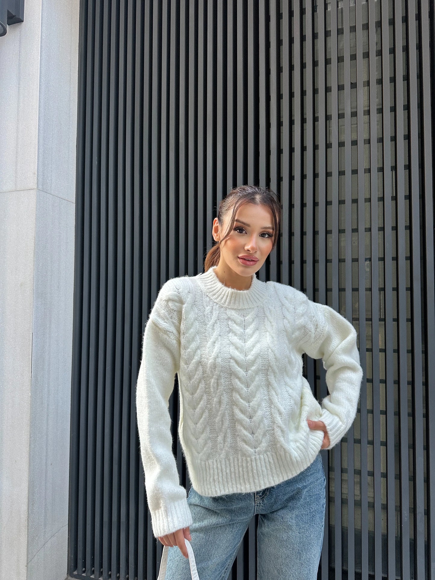 Saç Örgü Desenli Şardonlu Triko Kazak - Beyaz