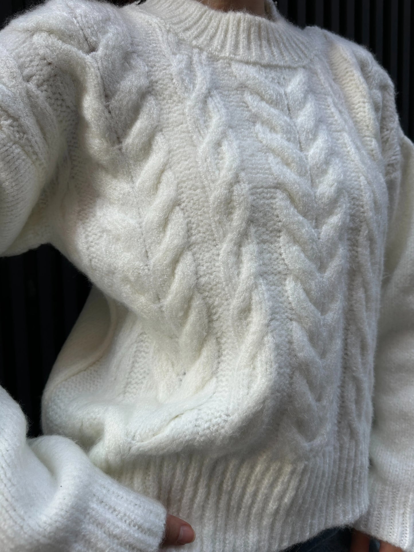 Saç Örgü Desenli Şardonlu Triko Kazak - Beyaz