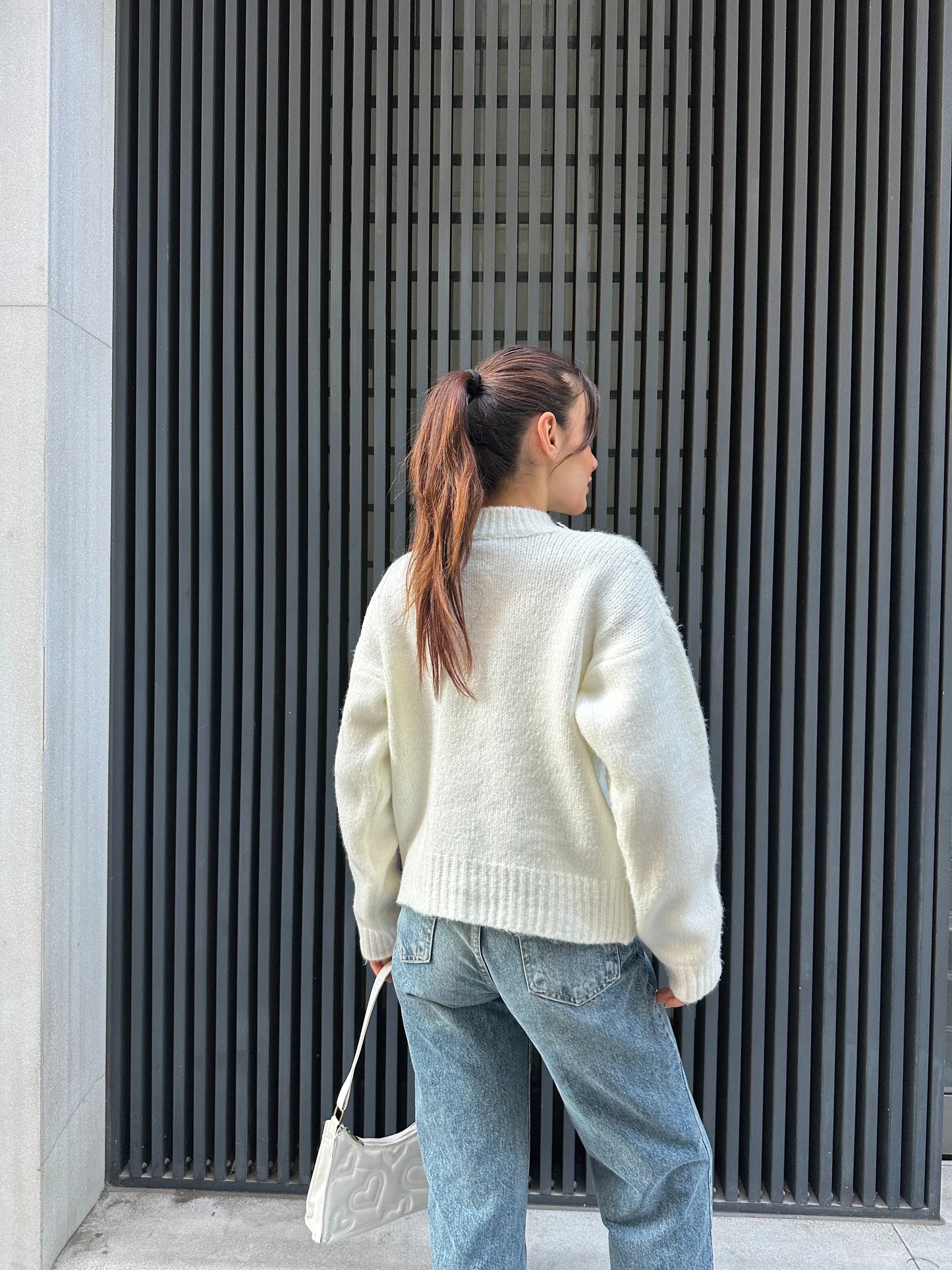 Saç Örgü Desenli Şardonlu Triko Kazak - Beyaz